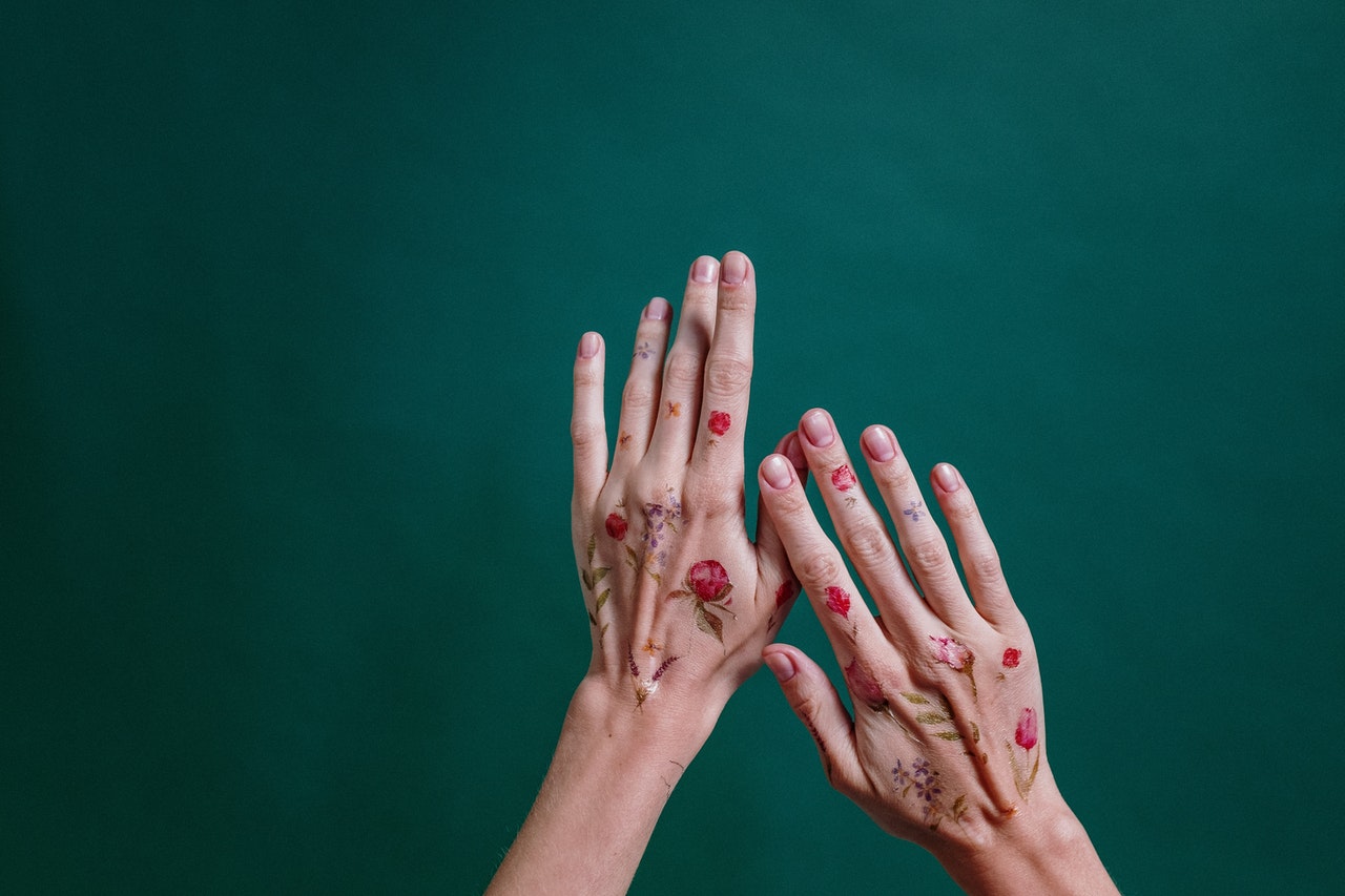Tatuaże kwiaty na dłoniach